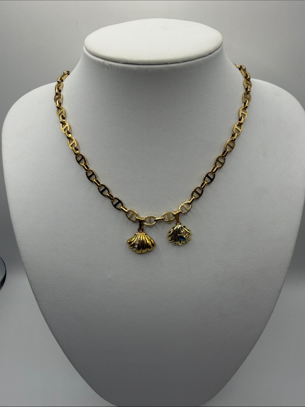 070. Gold-Tone Shell Charm Necklace 16” - 18”